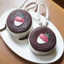 【大人のショコラストロベリーケーキ】ミニポーチ　ストラップ付き